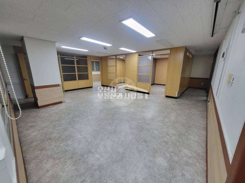 경기 오산시 궐동 588-4 궐동 남향 2층 통층 30평, 방 4개 구분에 탕비실까지 갖춘 사무실 월세 매물번호 10487 사진 1