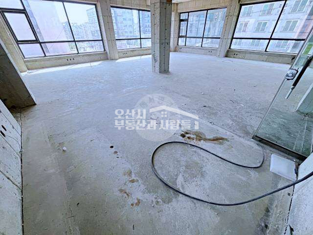 경기 오산시 궐동 688-6 궐동 코너 건물 3층 60평 상가, 테라스에 남녀 화장실 분리된 넓은 공간 월세 매물번호 10549 사진 4